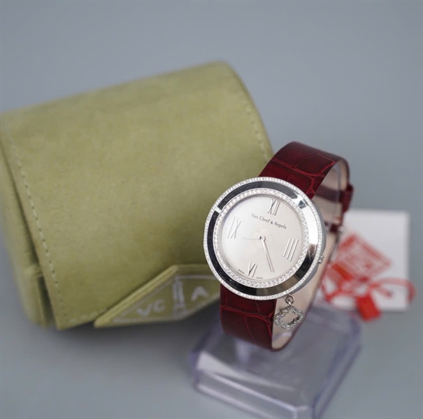 Đồng hồ Van Cleef mặt tròn dây đỏ (3572115) có giấy kiểm định KG+