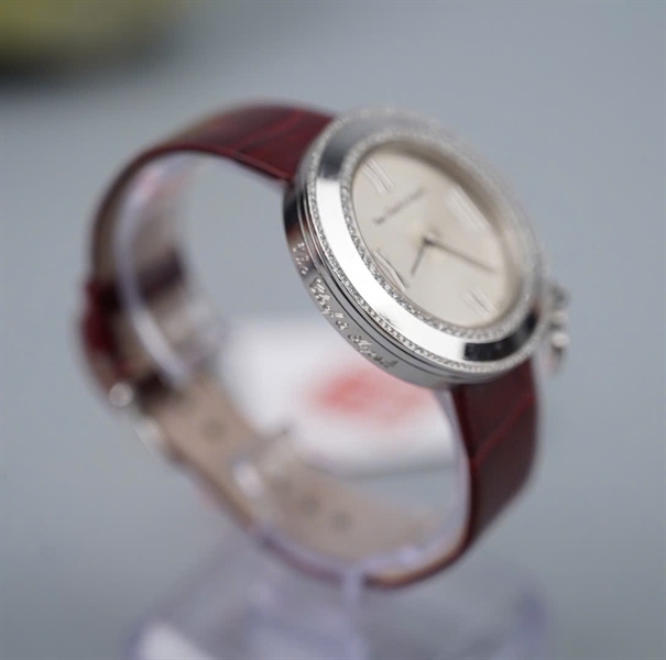 Đồng hồ Van Cleef mặt tròn dây đỏ (3572115) có giấy kiểm định KG+
