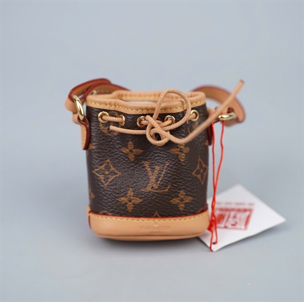 Charm LV túi néo hoa nâu +