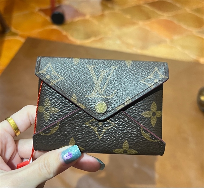 Ví LV bao thư hoa nâu (BQ) KG+