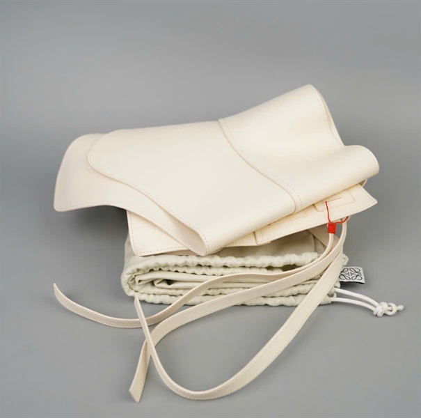 Thắt lưng Loewe màu trắng bản 27cm dài 70cm +