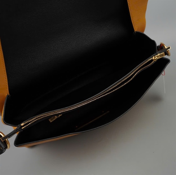 Túi Celine đeo chéo vàng sz31 +