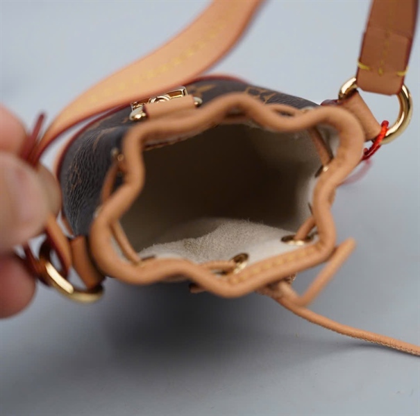 Charm LV túi néo hoa nâu +