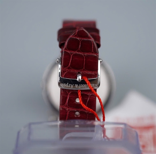 Đồng hồ Van Cleef mặt tròn dây đỏ (3572115) có giấy kiểm định KG+