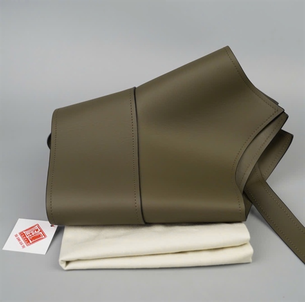 Thắt lưng Loewe màu xanh bản 27cm dài 70cm +