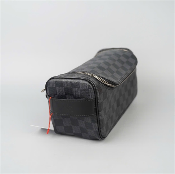 Túi LV Toiletry Pouch ô vuông đen sz25 KG+