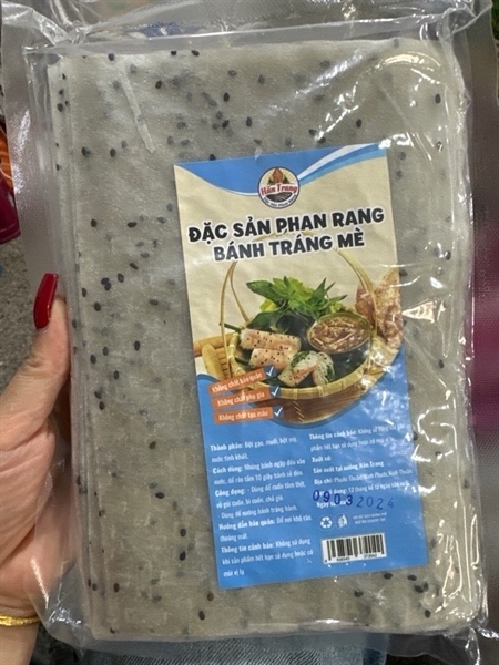 Bánh tráng nhúng mè đen