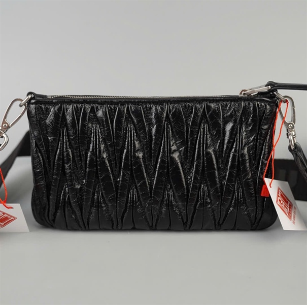 Túi Miu Miu đen kèm ví sz20 (HC)+