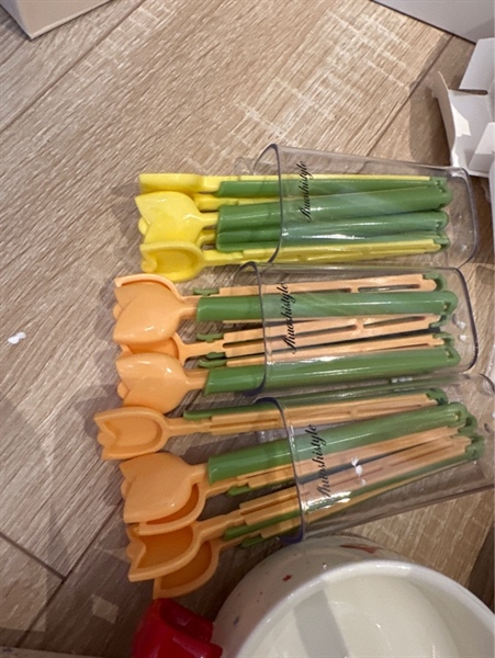 Kẹp đồ tulip gắp tủ lạnh
