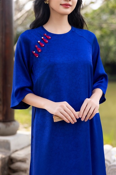 Áo dài suông cổ tròn nút sò