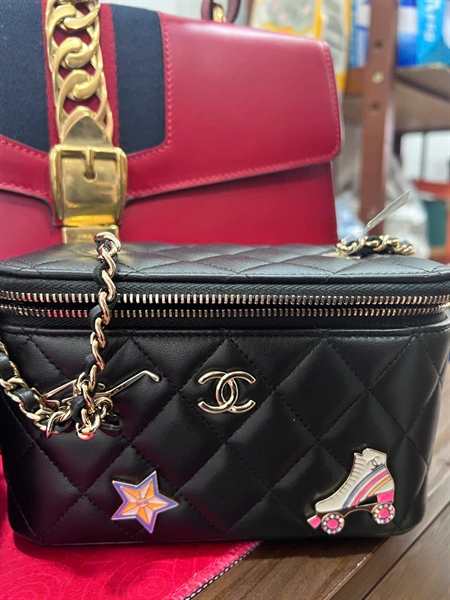 Túi Chanel Vanity đen đính charm (HN5T325K) sz17 (BMC)+