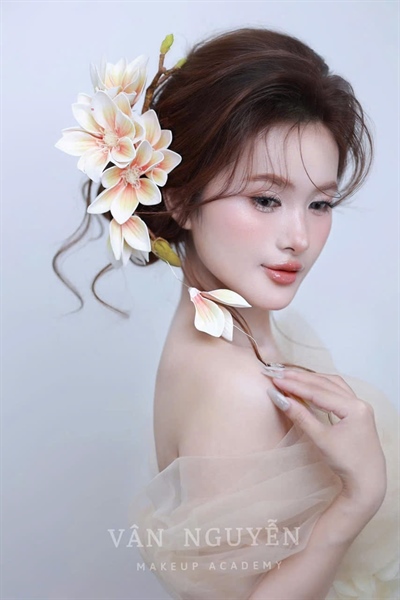 Cài tóc cô dâu cành hoa mộc lan màu kem