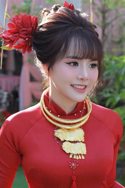 Cài tóc cô dâu cành hoa mộc lan màu đỏ