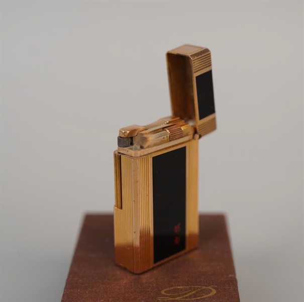 Bật lửa S.T Dupont vàng đen in chữ (Y6AK58) KG+