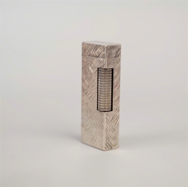 Bật lửa Dunhill bạc họa tiết khắc nổi (RE24163) KG+