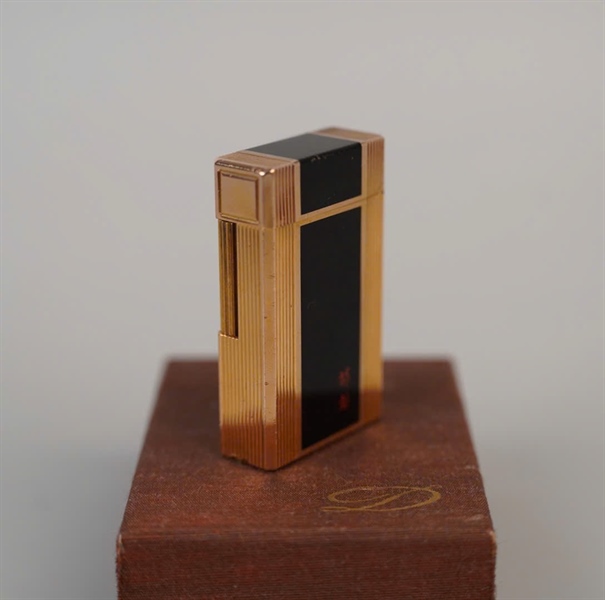 Bật lửa S.T Dupont vàng đen in chữ (Y6AK58) KG+