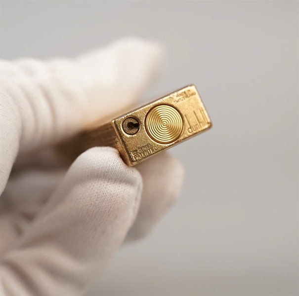 Bật lửa Dunhill vàng họa tiết hình vuông (RE24163) KG+