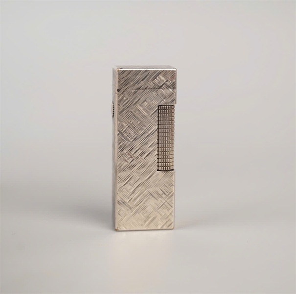 Bật lửa Dunhill bạc họa tiết khắc nổi (RE24163) KG+