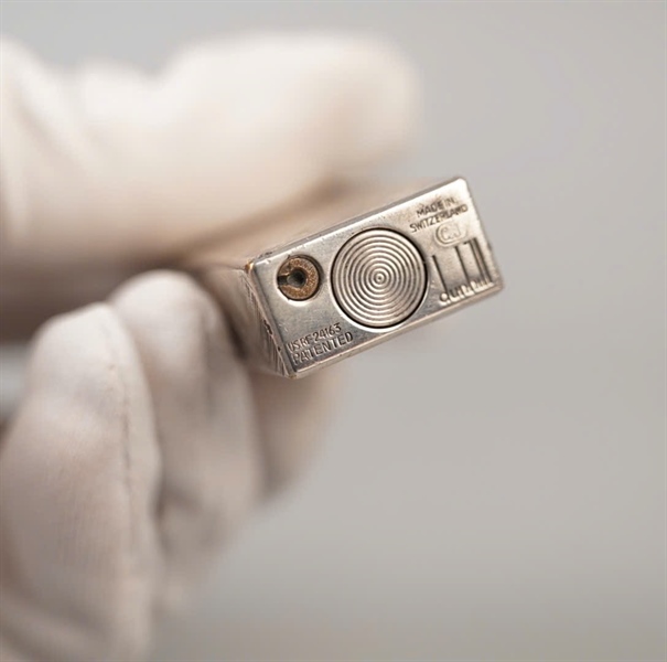 Bật lửa Dunhill bạc họa tiết khắc nổi (RE24163) KG+