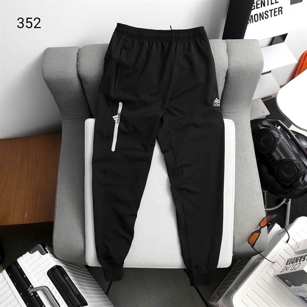 Adidas ດຳ
