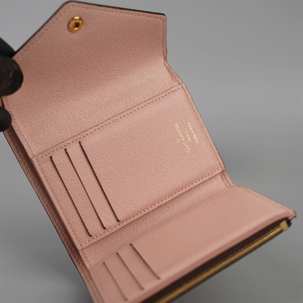 Ví LV hoa nâu gập 3 nút hồng (LT) KG+