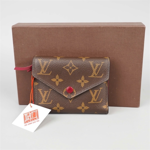 Ví LV hoa nâu gập 3 nút đỏ (LT) KG+