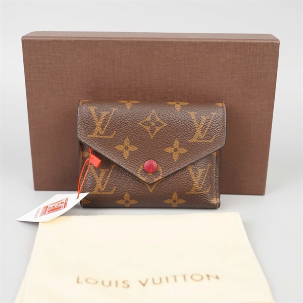 Ví LV hoa nâu gập 3 nút đỏ (LT) KG+