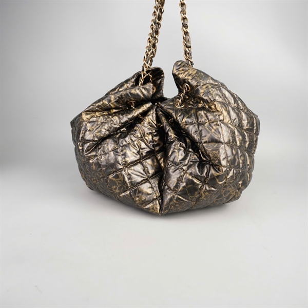 Túi Chanel Tote đen nhũ vàng (13001400) sz32 KG+