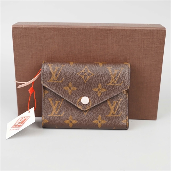 Ví LV hoa nâu gập 3 nút hồng (LT) KG+