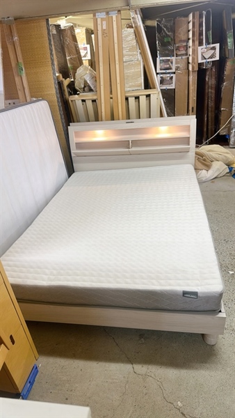 Giường đôi m4 đầu có hộc đèn ổ cắm trắng sọc