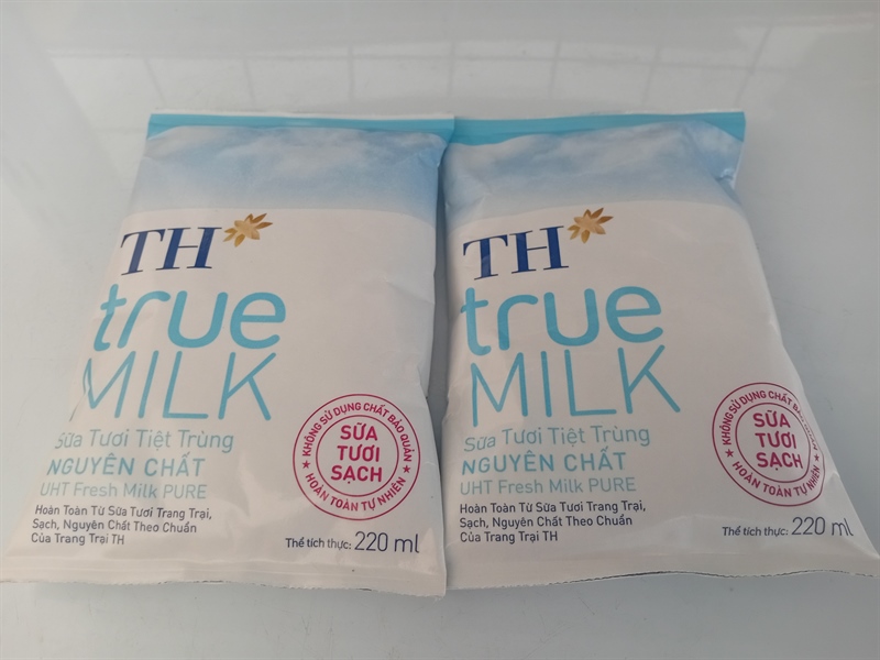 Sữa tươi tiệt trùng TH True milk nguyên chất bịch 220 ml