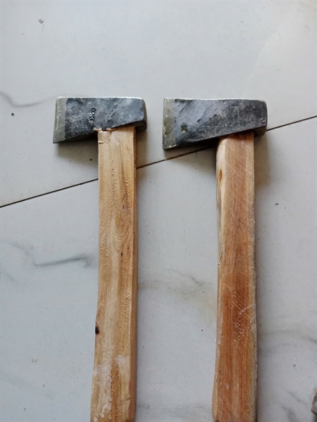 Búa đẽo cán gỗ
