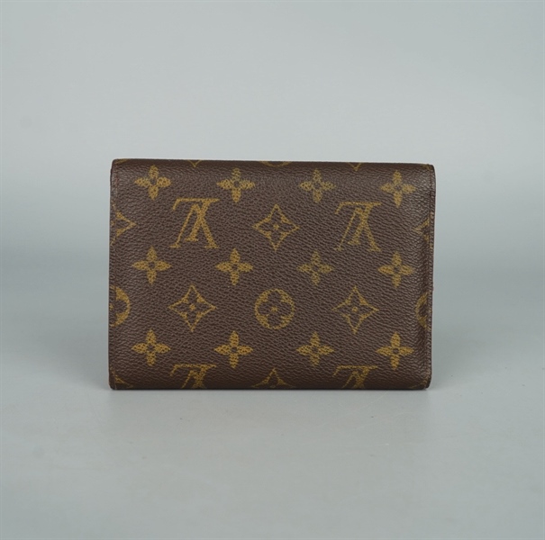 Ví LV hoa nâu gập 3 nút vàng (LT) KG+