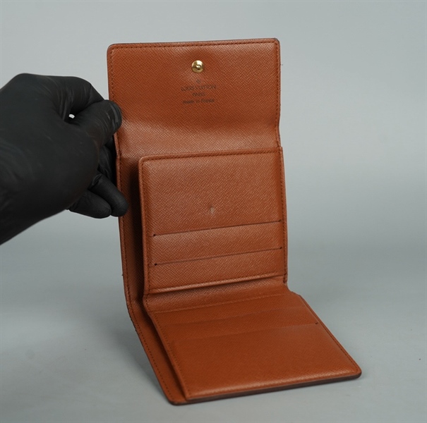 Ví LV hoa nâu gập 3 nút vàng (LT) KG+