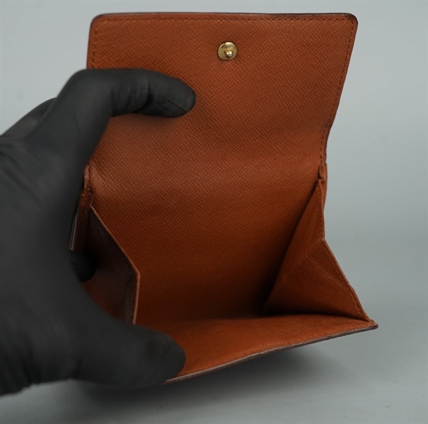 Ví LV hoa nâu gập 3 nút vàng (LT) KG+