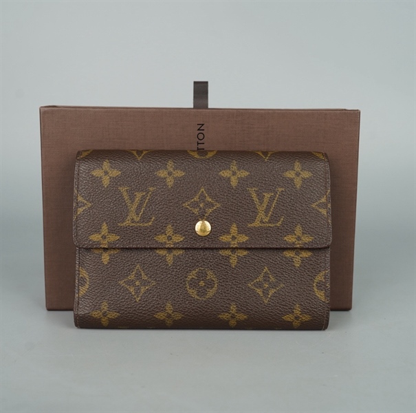 Ví LV hoa nâu gập 3 nút vàng (LT) KG+