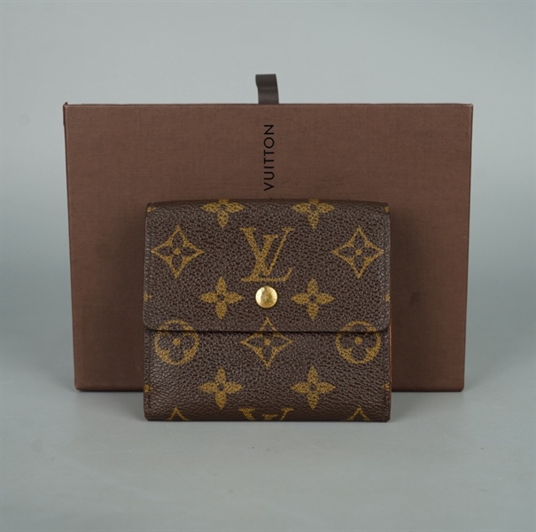 Ví LV hoa nâu gập 3 nút vàng (LT) KG+
