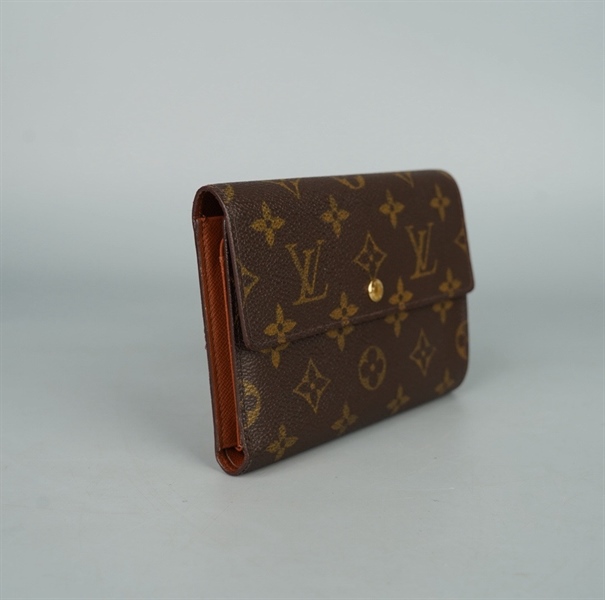 Ví LV hoa nâu gập 3 nút vàng (LT) KG+
