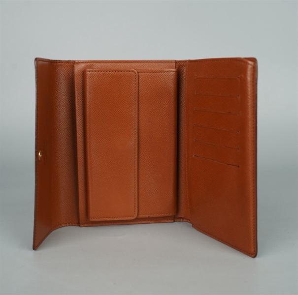 Ví LV hoa nâu gập 3 nút vàng (LT) KG+