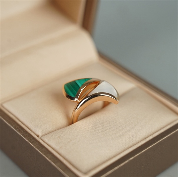 Nhẫn Bvlgari xanh KG+