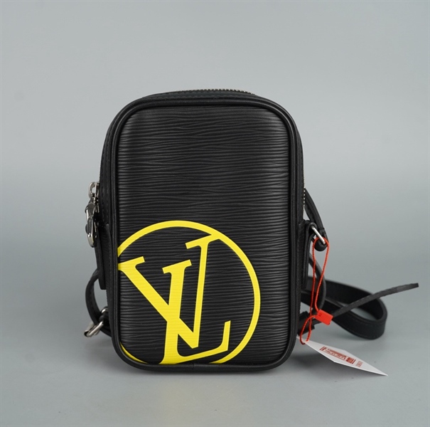 Túi LV đeo chéo đen logo vàng sz11 KG+