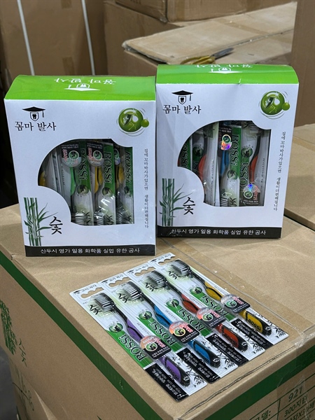 Hộp 30 Cây Bàn Chải Than Tre Hoạt Tính Bossi - (Kiện 10 Hộp)