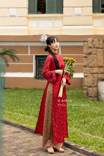 Áo dài suông tơ tằm phối cổ vàng đồng