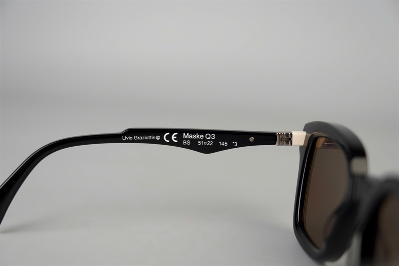 Kính Kuboraum đen Q3 BS (51-22-145) KG+