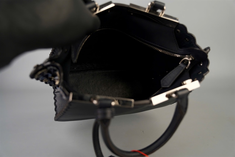 Túi Fendi đen viền đính hoa sz22 KG+