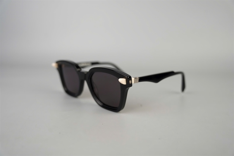 Kính Kuboraum đen Q3 BS (51-22-145) KG+