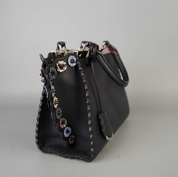 Túi Fendi đen viền đính hoa sz22 KG+