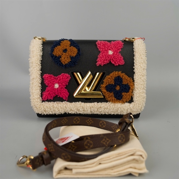 Túi LV Twist đen đính hoa (SR4270) sz23 (BMC)+