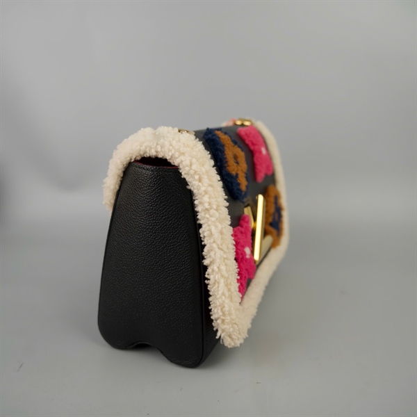 Túi LV Twist đen đính hoa (SR4270) sz23 (BMC)+