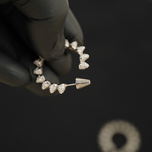 Bông tai Eddie Borgc bạc chữ C đính đá KG+